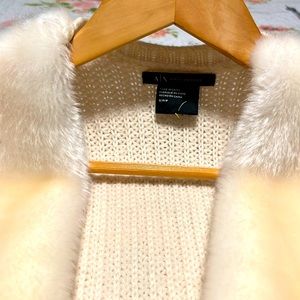 Women’s sweater vest with faux fur!